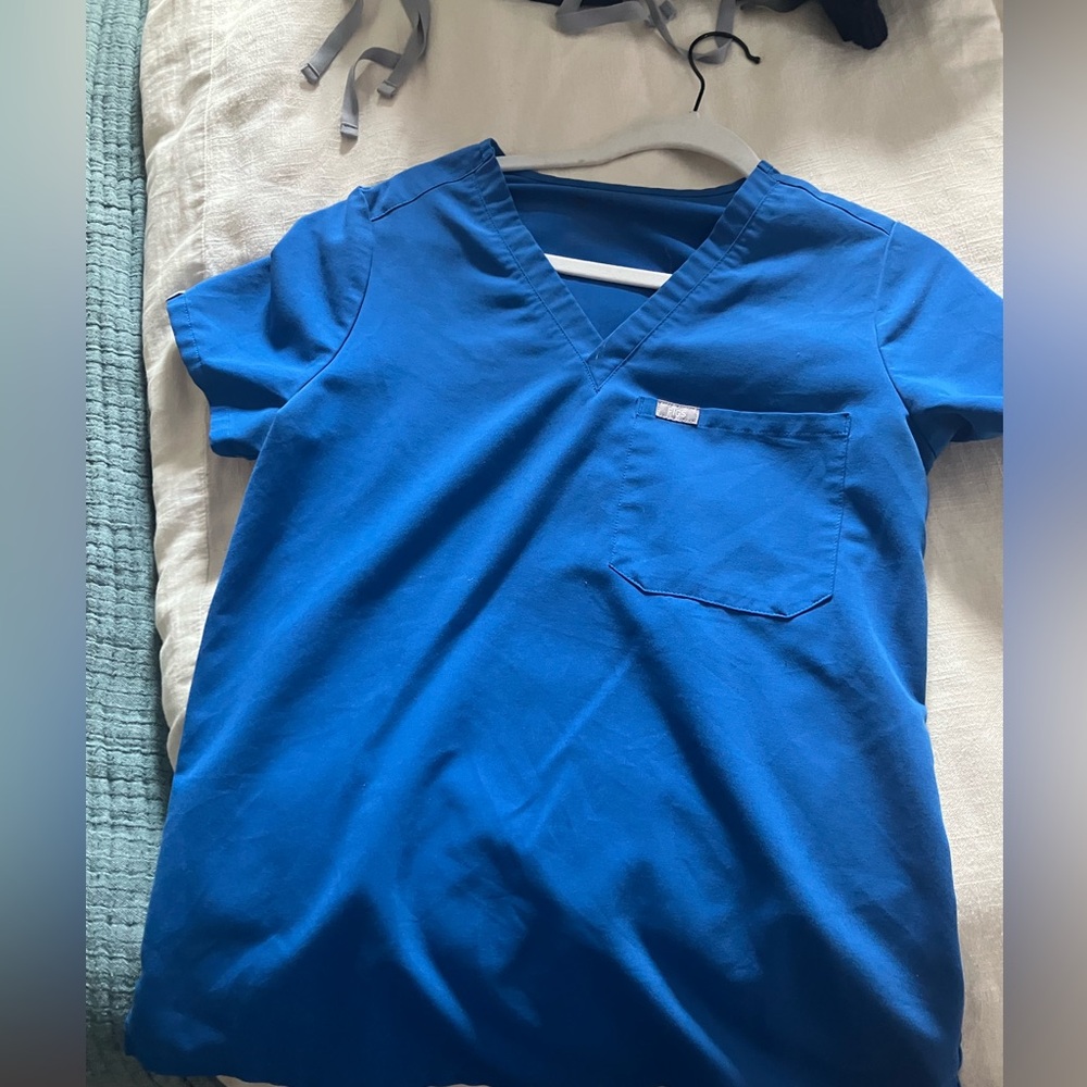Figs scrub top and jogger bottoms